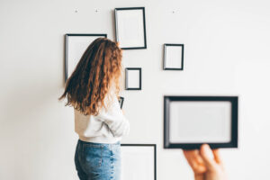 Comment disposer plusieurs cadres sur un mur