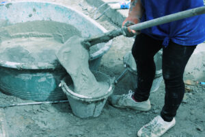 Dosage du béton à la pelle avec un sac de 35 kg