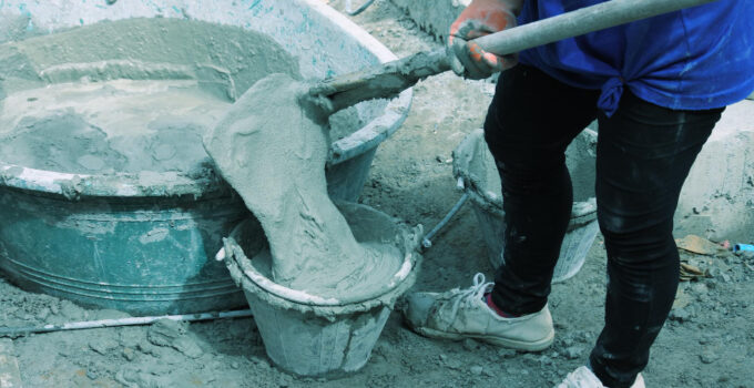 Doser du béton à la pelle