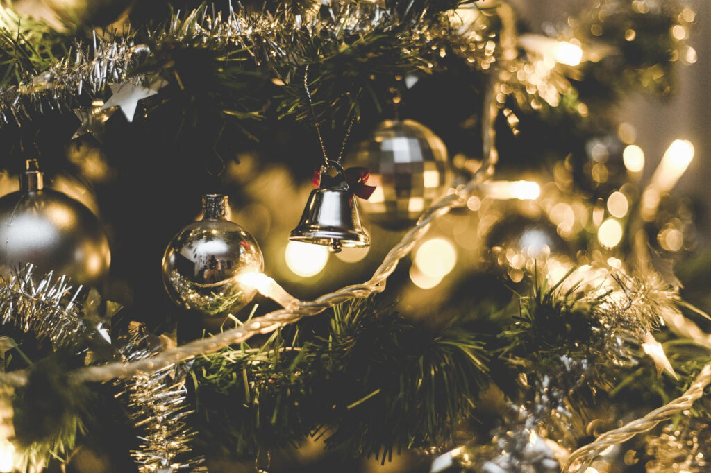 L'éclairage du sapin de noël artificiel