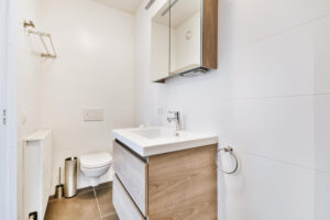 Installer un meuble sous vasque dans vos WC