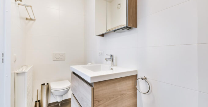 Installer un meuble sous vasque dans vos WC