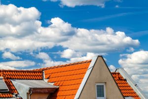 Comment la toiture influence-t-elle l’efficacité énergétique d’une maison ?