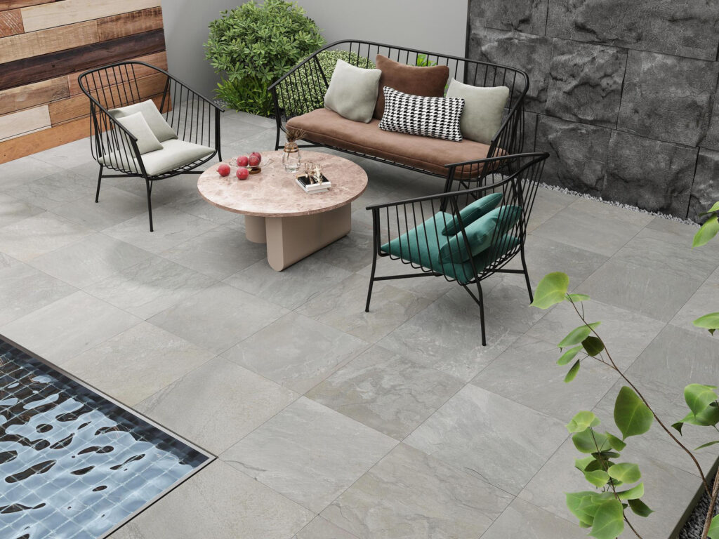 Le carrelage effet pierre pour une terrasse près de la piscine