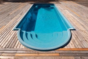 Piscine coque compacte : profiter d’un bassin de moins de 10 m² sans compromis