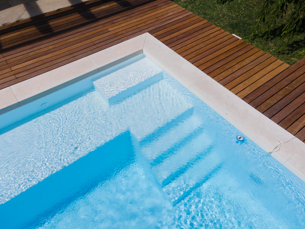 Piscine à coque compacte