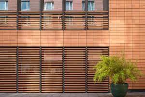 Comment transformer une terrasse ou une façade avec des panneaux bois extérieurs