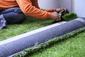 Comment poser un gazon synthétique correctement ?