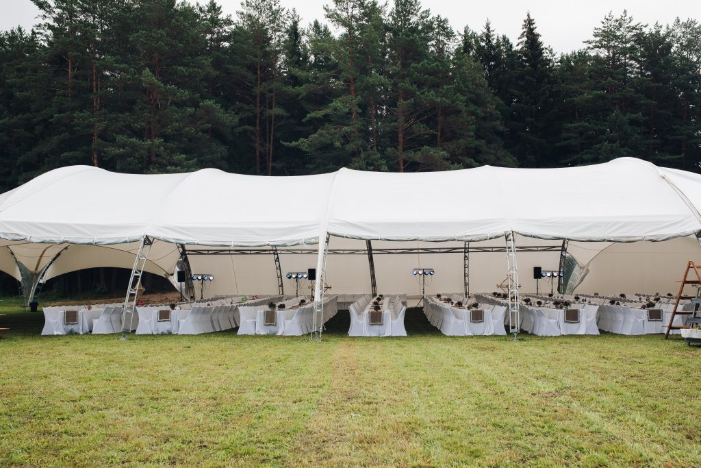 Tonnelle ou barnum pour une fete
