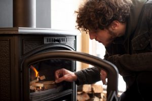 Ce qu&rsquo;il faut savoir avant d&rsquo;installer un poêle à granulés près d&rsquo;une fenêtre