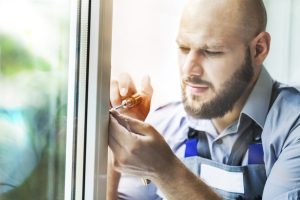 Comment régler une baie vitrée qui ferme mal ?