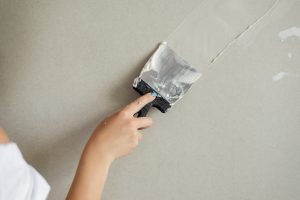 Combler les trous et fissures lors de vos réparations intérieures