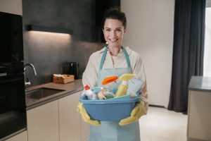 Pourquoi faire appel à une femme de ménage à domicile améliore vraiment le quotidien ?