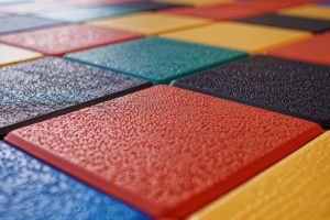 Quels sont les meilleurs fabricants de dalles caoutchouc amortissantes pour sols extérieurs ?