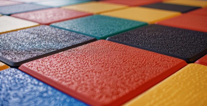 Découvrez les meilleurs fabricants de dalles caoutchouc amortissantes extérieures : sécurité, conformité EN 1177 et durabilité garantie.
