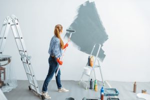 Peut-on peindre mur et plafond en même temps ?