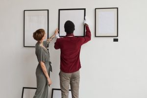Comment habiller un mur vide avec des affiches et des cadres ?