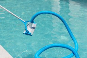 Comment enlever la poussière au fond de la piscine