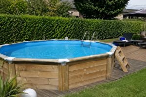 Comment couvrir une piscine hors-sol ? Bâche, volet roulant et abri comparés