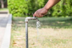 Comment purger un robinet extérieur avant l&rsquo;hiver