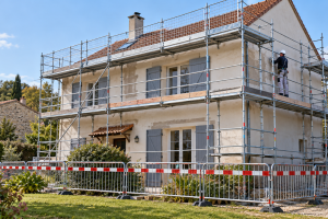 Travaux en hauteur autour de la maison : quelles protections collectives prévoir ?